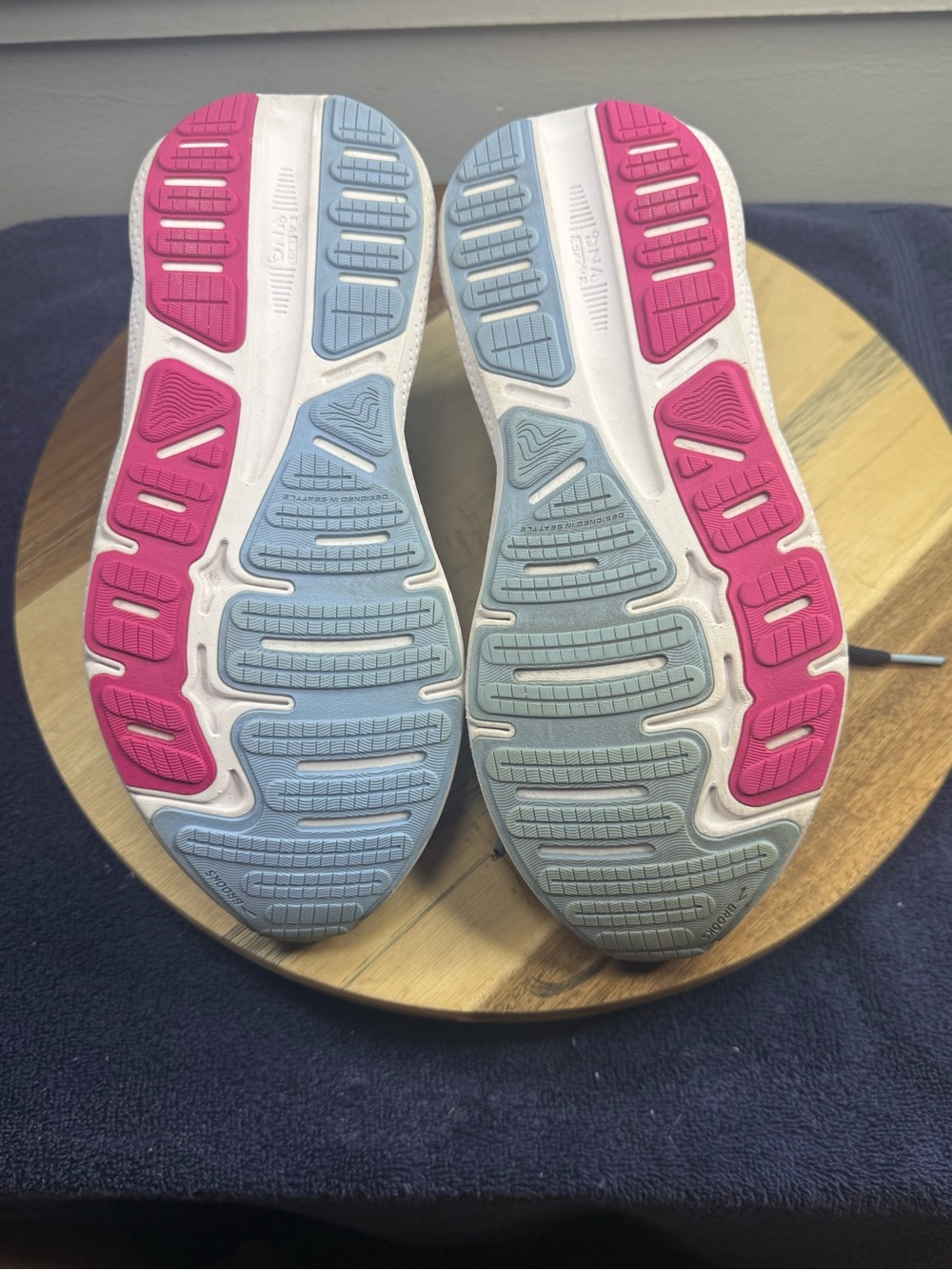 Brooks Ghost Max Black with Pink & Light Blue Accents (Women’s 7.5) - Picture 6 of 7